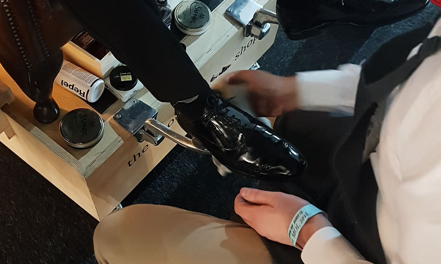 Cleaning patent leather shoes with Saphir Médaille d'Or Vernis Rife