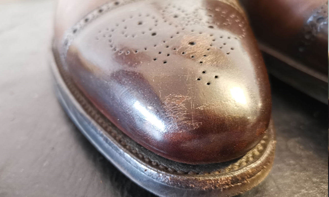 How to repair scratches on leather shoes.