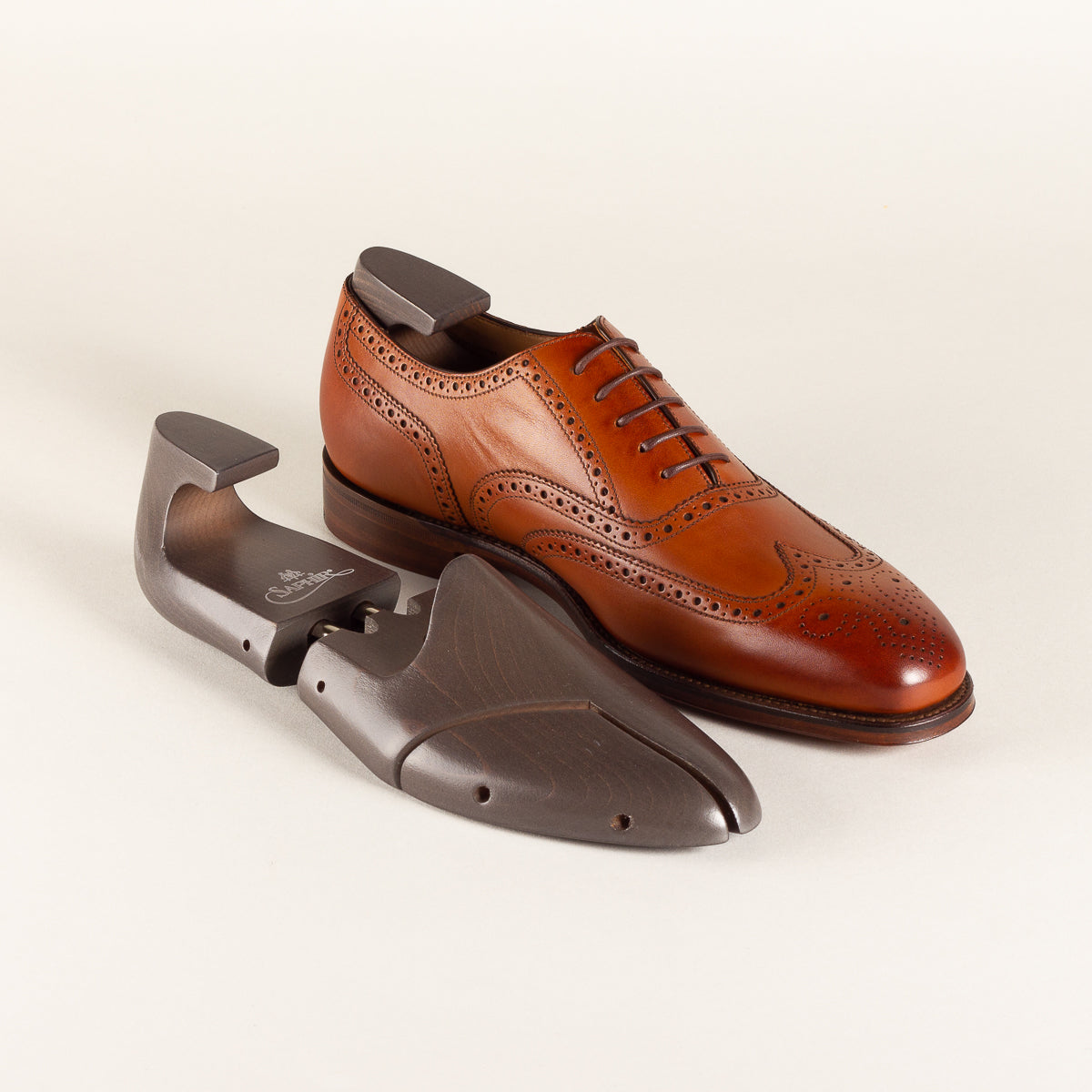 Saphir Médaille d'Or Beechwood shoe trees grey