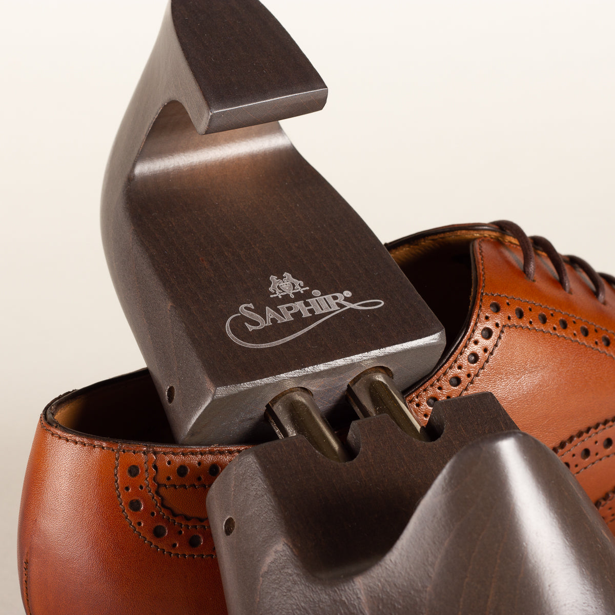 Saphir Médaille d'Or Beechwood shoe trees grey