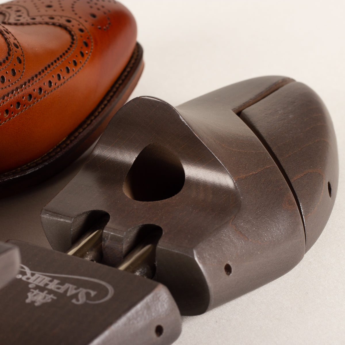 Saphir Médaille d'Or beechwood shoe trees grey